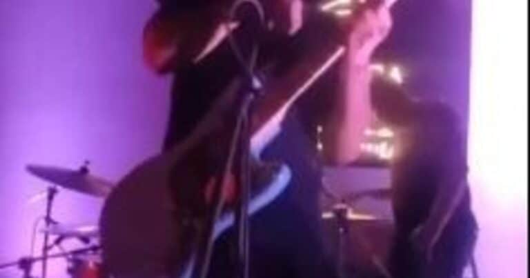 Un cantante se electrocutó en pleno show y cayó al escenario: el impactante video que se volvió viral