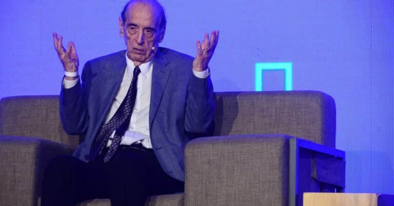 Ricardo Arriazu sobre las últimas medidas: «Son una tontera, pero una tontera moderada»