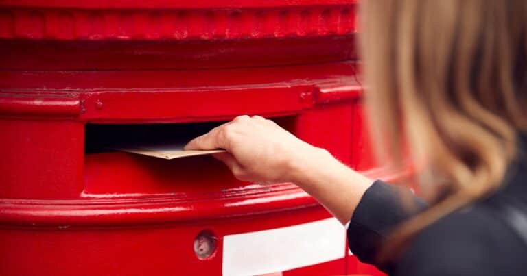 El primer país del mundo en eliminar el correo postal: «Fin de una era y corazones rotos»