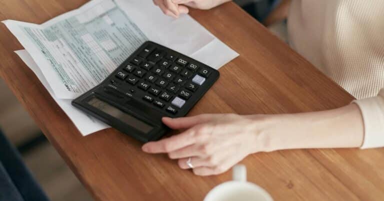 Inflación, ficción impositiva y el arte argentino de gravar lo inexistente