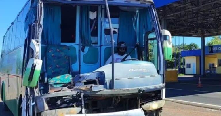 Un hombre fue arrestado por conducir un micro 670 km sin parabrisas: “Lo compré en internet”