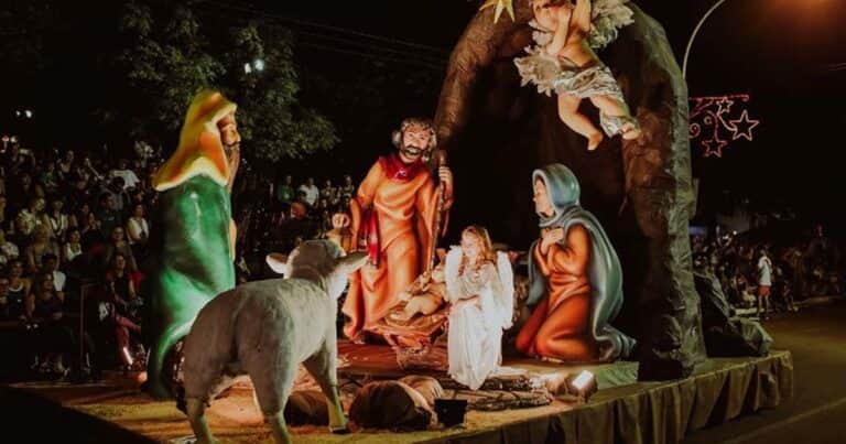 Atrapan a un prófugo que simulaba ser una figura de pesebre en una plaza de Italia