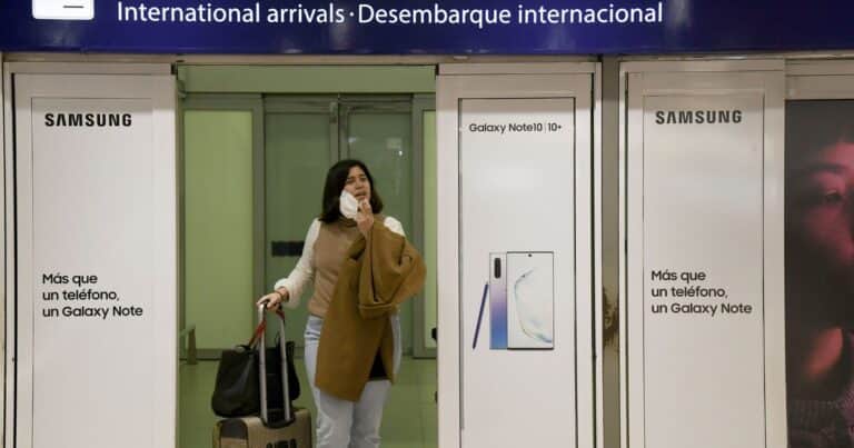 Por cada extranjero que llegó salieron casi dos argentinos al exterior