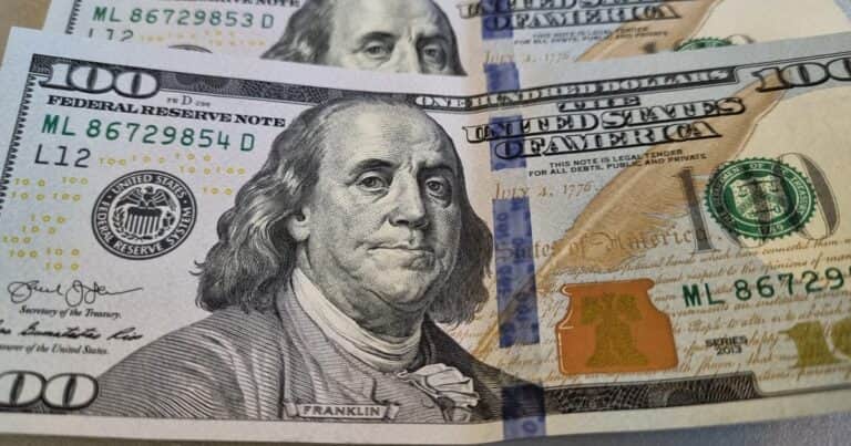 Bajan los dólares financieros y sube el blue en medio de la caída de los bonos