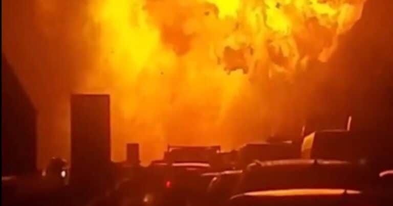 Impresionante explosión de un camión de gas en una autopista de Italia: el video que recorre el mundo