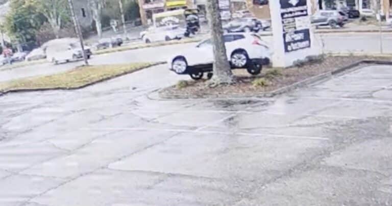 Perdió el control de su coche por un grave problema de salud y un médico que conducía justo detrás le salvó la vida