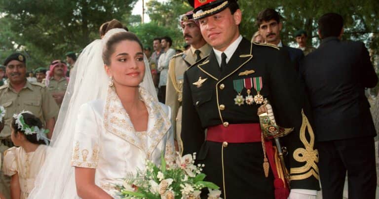 El casamiento de Rania y Abdalá II, reyes de Jordania: vestido con oro, torta cortada con espadas y paracaídas