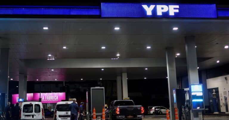 YPF quiere vender las hamburguesas de McDonald’s y lanzar una tarjeta de crédito en 2026 para competirle a Mercado Libre
