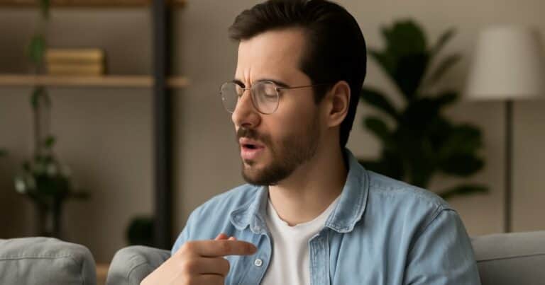 Hablar con uno mismo: por qué puede mejorar el bienestar emocional y mental, según la ciencia