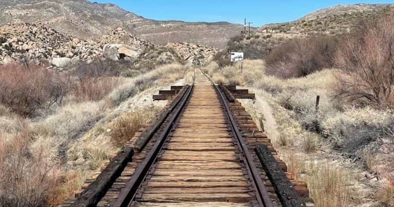 Gigante en el desierto de California: así es el puente ferroviario de madera más grande del mundo