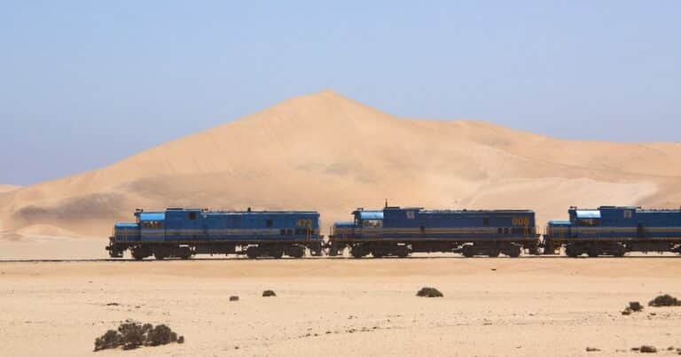 Atraviesa el desierto del Sahara y tiene más de 200 vagones: qué transporta el tren más peligroso del mundo