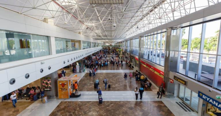 Un hombre intentó subir a su esposa muerta a un avión y lo descubrieron cuando la llevaba en silla de ruedas