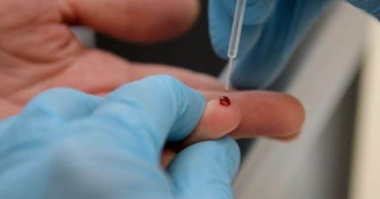 Una gota de sangre de la yema del dedo serviría para detectar el alzhéimer