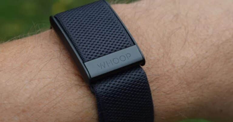 Whoop, la pulsera sin pantalla que fue prohibida en el Abierto de Australia: para qué sirve y cuánto cuesta