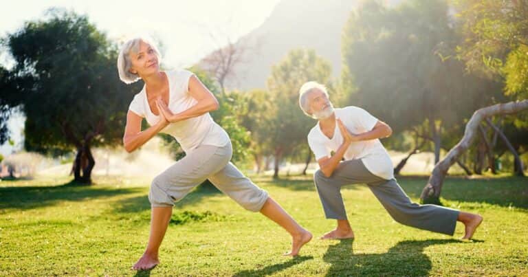 La postura de yoga para tener un vientre deshinchado y que fortalece el core más que los abdominales