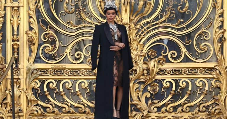 Las joyas robadas del Louvre suben a la pasarela en el inicio de la semana de la Alta Costura en París