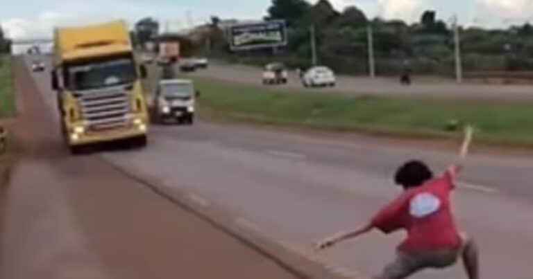 «Cruzarse al frente de los camiones»: el video del peligroso reto por el que un joven arriesgó su vida
