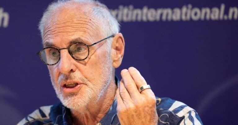 El «Doctor Muerte», famoso por impulsar la eutanasia, dice que la IA reemplazará a los médicos: en qué se basa