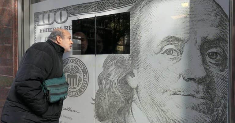 En 2025 ahorristas particulares compraron la mayor cantidad de dólares de los últimos 22 años: más de US$ 32.000 millones