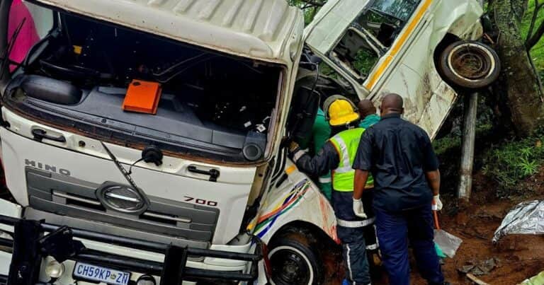Sudáfrica: Brutal accidente entre un minibús y un camión causó la muerte de 11 personas