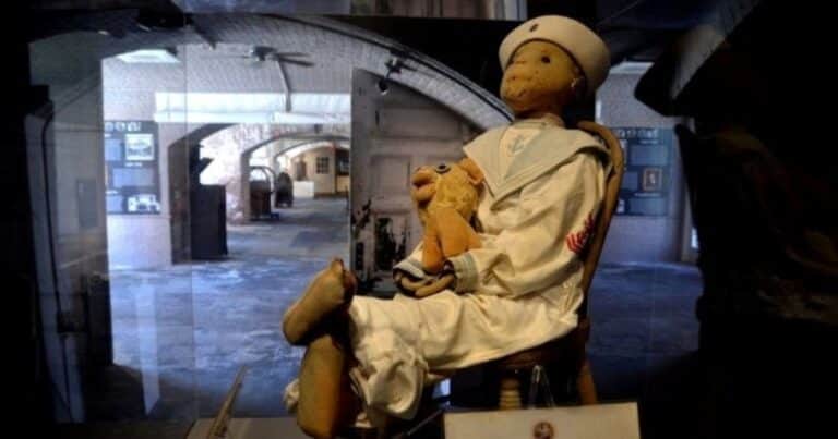 Dicen que no hay que mirarlo sin permiso… La historia de Robert the Doll, el muñeco siniestro que aterrorizó a todo Key West