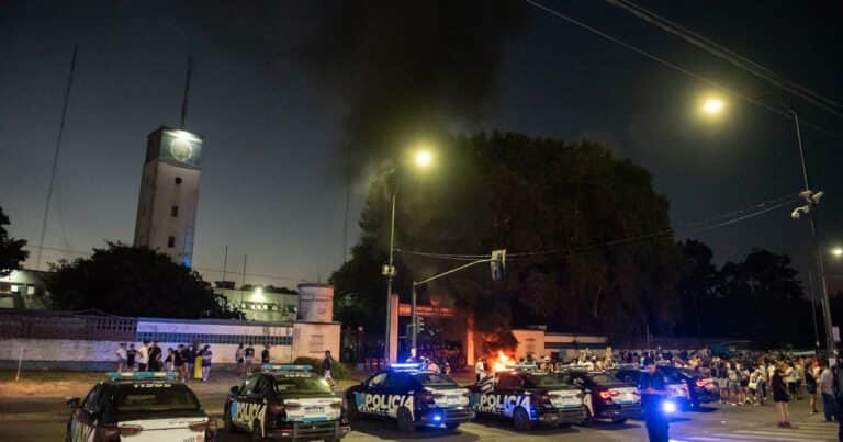 En medio de negociaciones, sigue la tensión en Santa Fe por la protesta policial