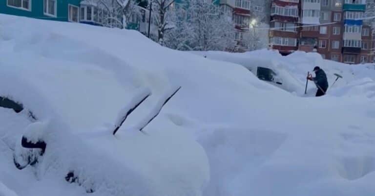 Una joven sobrevivió tras caer de un décimo piso sobre un montículo de nieve