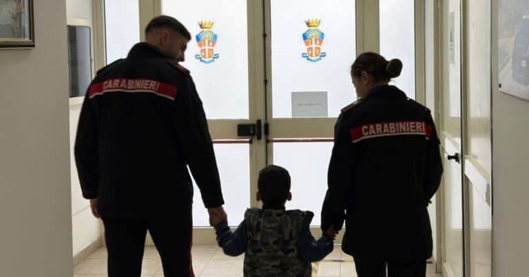 El momento en que un hombre intenta secuestrar a un niño de 5 años: «Este no es tu hijo, dámelo»