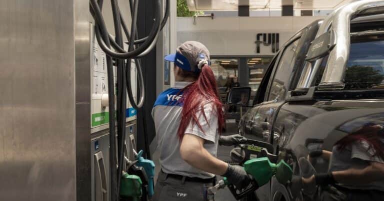 Polémica por la inflación: además de las tarifas, para el Gobierno los precios de internet, celulares y naftas también están atrasados