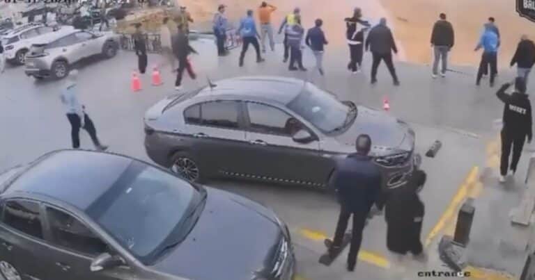 Segundos de terror: el momento en que un socavón «se tragó» una estación de servicio en El Cairo
