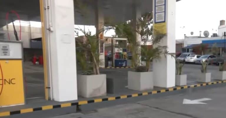 Feroz riña a cuchillazos en una estación de servicio de Lanús: un muerto, tres heridos y un policía detenido