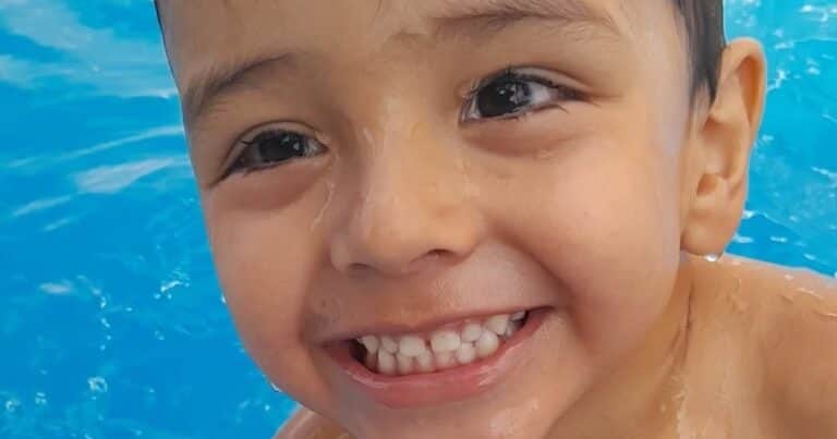 Se distrajo con el celular durante una cirugía y le causó la muerte a un nene de 4 años: «Mami, lo vamos a desconectar»