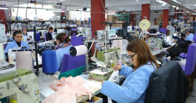 Desde tubos de acero hasta ropa, la industria local cruje ante la apertura comercial
