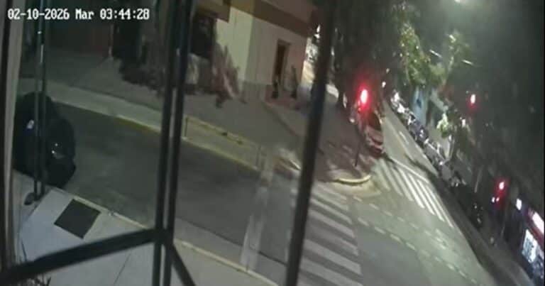 Dos jubilados españoles fueron asaltados y golpeados en Parque Chacabuco: les robaron hasta los ravioles del freezer