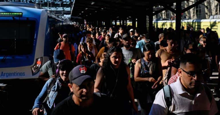 Suba de la inflación: los salarios acumulan cuatro meses seguidos de caída, según un informe del Gobierno
