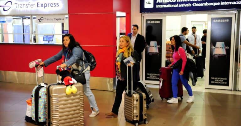 La salida de dólares por turismo no baja: en enero se fueron US$ 1.228 millones