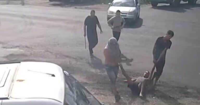 Vecinos atraparon a un ladrón y lo llevaron a la rastra a una comisaría en La Plata: «Estamos hartos»