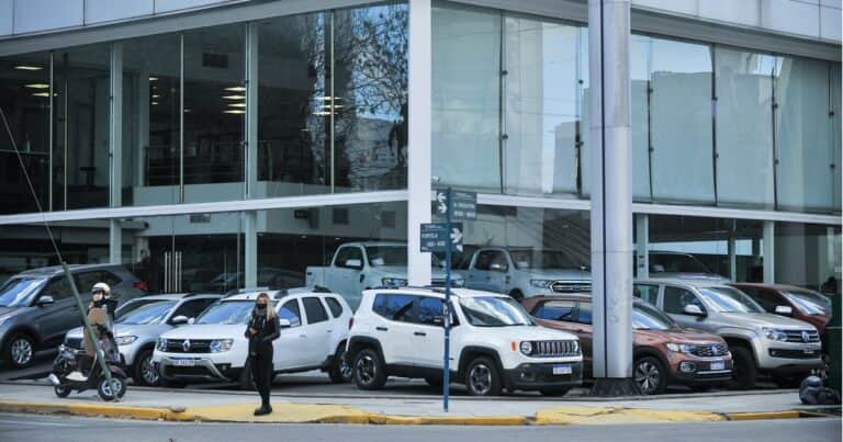 Autos, planes de celulares y objetos de lujo, entre los bienes que podrían abaratarse con la quita de impuestos internos en la reforma laboral