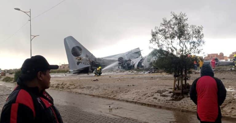Se estrelló un avión que transportaba billetes en Bolivia: hay 15 muertos y los vecinos intentaron saquearlo