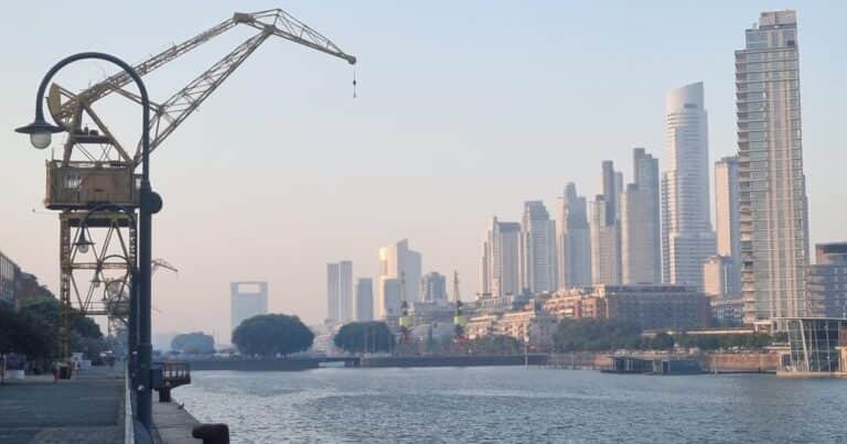 Misterio en Puerto Madero: hallan un cuerpo flotando en uno de los diques e investigan las causas de la muerte