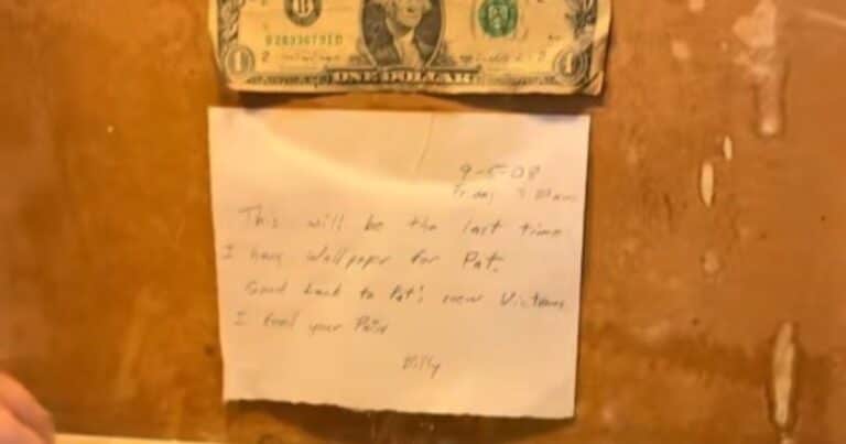 Remodelaron su baño y encontraron un misterioso mensaje debajo del papel tapiz