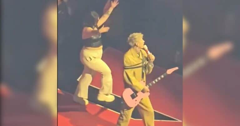 Una fanática de Machine Gun Kelly se cayó bruscamente del escenario y el cantante tuvo una emotiva reacción: el video