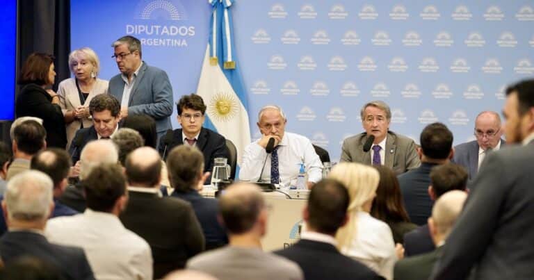Con cruces y cambio de último momento, arrancó en Diputados la audiencia pública por la Ley de Glaciares