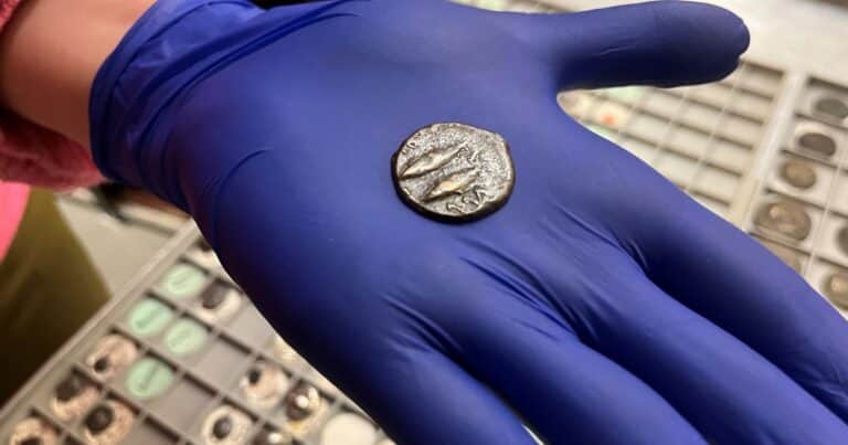 Descubren que una moneda usada para un viaje en autobús es de una antigua civilización