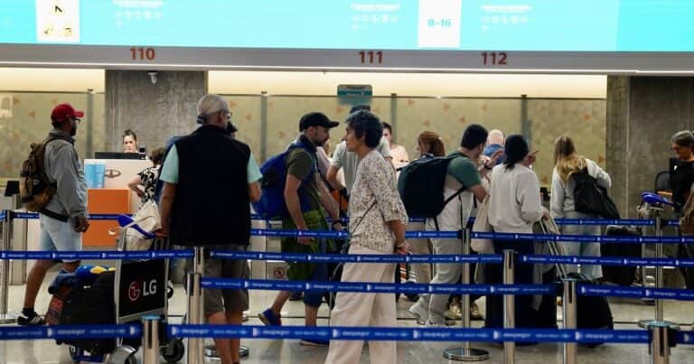 En febrero viajaron 1,6 millones de argentinos al exterior, menos que hace un año, pero se volvió a agrandar el déficit turístico