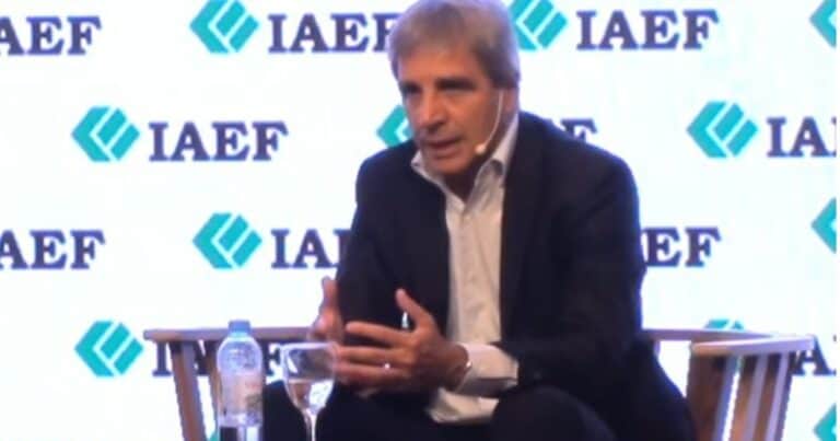 Pese a la promesa que Caputo hizo a los bonistas, el riesgo país cerró en el nivel más alto del año