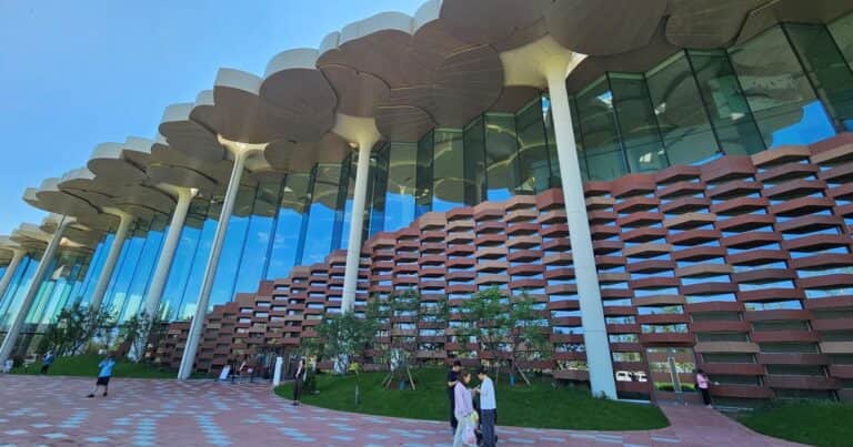 Pekín tiene una biblioteca que parece un paisaje natural: árboles gigantes y colinas artificiales