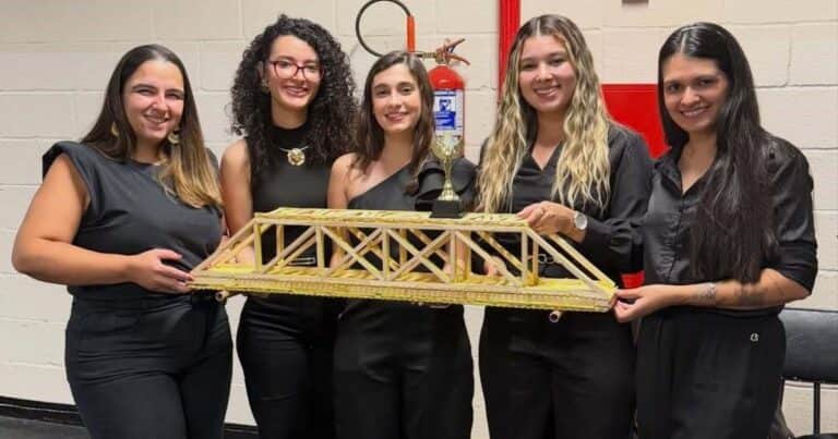 Con palitos de helado y pegamento, estudiantes crearon un puente capaz de soportar 430 kg: «Realmente extraordinario»