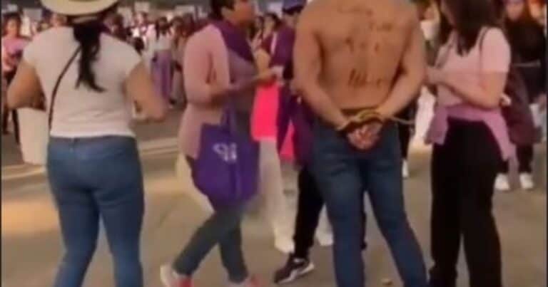 Marchaba con su novia por el Día de la Mujer y apareció su esposa: era deudor alimentario