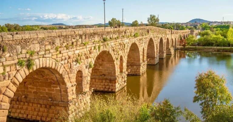 Tiene 800 años, sigue en pie y pocos lo conocen: el puente romano mejor conservado del mundo